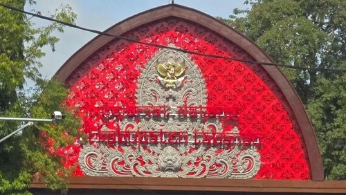 Tulisan di tapal batas Tabanan yang tidak terbaca karena berwarna sama dengan latar belakang.