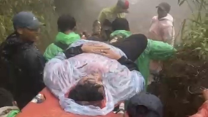 Tim relawan Candi Cetho saat mengevakuasi seorang pendaki Gunung Lawu, Kabupaten Karanganyar, Rabu (29/1/2025).