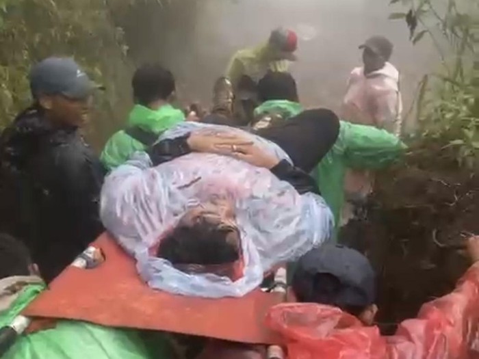 Tim relawan Candi Cetho saat mengevakuasi seorang pendaki Gunung Lawu, Kabupaten Karanganyar, Rabu (29/1/2025).