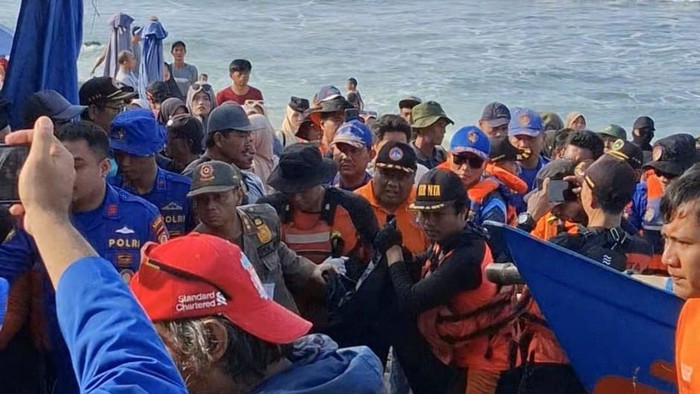 Tim SAR gabungan saat mengevakuasi pelajar asal Mojokerto yang hilang sejak kemarin di Pantai Drini, Gunungkidul, Rabu (29/1/2025).