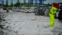Genangan di ruas tol itu mencapai 30 cm.