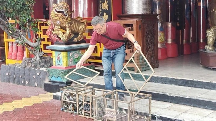 Ritual melepas burung dilaksanakan di halaman kelenteng Kwan Sing Bio, Tuban.