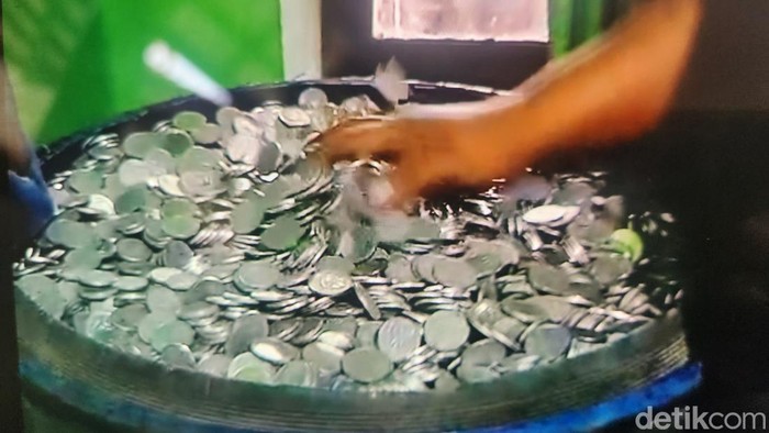 Uang koin yang dikumpulkan Sadikin ditaksir memiliki berat 400 kg dengan nominal kurang lebih Rp 70 juta
