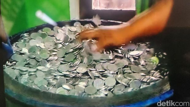 Uang koin yang dikumpulkan Sadikin ditaksir memiliki berat 400 kg dengan nominal kurang lebih Rp 70 juta