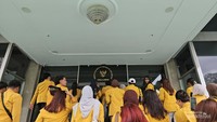 Para mahasiswa memasuki gedung KBRI Malaysia di Kuala Lumpur. Kunjungan ini dalam rangka program Educompreneur 2025 yang berlangsung di awal tahun, tepatnya bulan Januari.