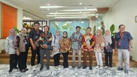 Para dosen dan rektor sedang berfoto di dalam gedung KBRI Malaysia. Kunjungan ini diinisiasi oleh Program Studi Ilmu Komunikasi Universitas Serang Raya (UNSERA) sebagai bentuk pembelajaran berbasis pengalaman (experiential learning).