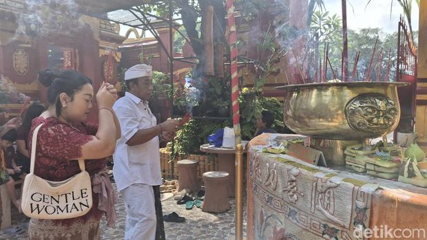 Umat berdoa merayakan Tahun Baru Imlek di Griya Kongco Dwipayana Tanah Kilap, Denpasar, Bali, Rabu (29/1/2025). (Foto: Fabiola Dianira/detikBali)