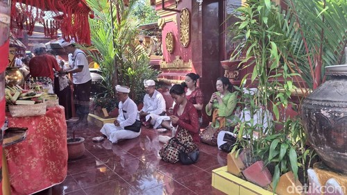 Umat berdoa merayakan Tahun Baru Imlek di Griya Kongco Dwipayana Tanah Kilap, Denpasar, Bali, Rabu (29/1/2025). (Foto: Fabiola Dianira/detikBali)