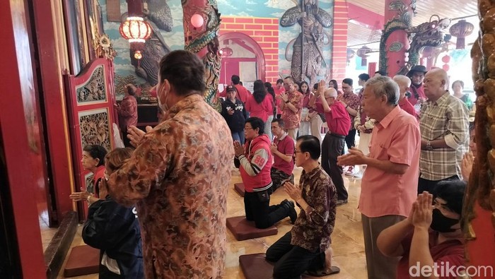 Umat melaksanakan ibadah Imlek di Klenteng Eng An Kiong Malang.