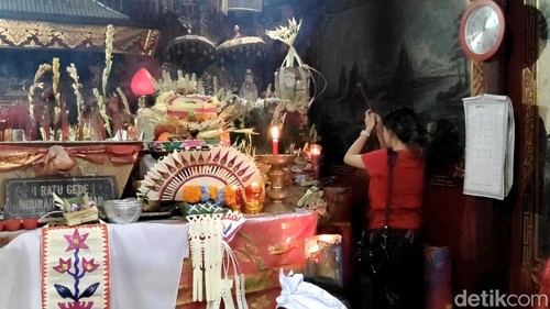 Umat sembahyang di palinggih Ratu Ngurah Subandar/Kongco Batur Pura Ulun Danu Batur, Kintamani, Rabu sore (29/2/2025). (Agus Eka)