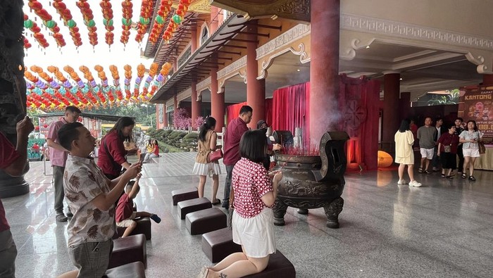 Umat Tionghoa saat ibadah di Vihara Maha Maitreya Deli Serdang. (Kartika Sari/detikSumut)