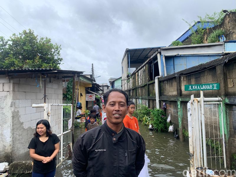 Warga Duri Kosambi, Cengkareng, Jakarta Barat, kebanjiran, 29 Januari 2025. (Mulia Budi/detikcom)