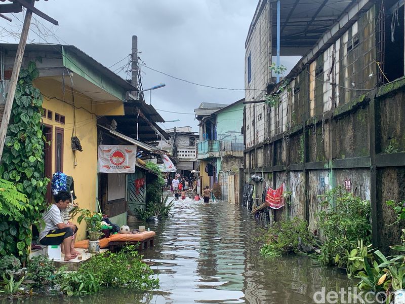 Warga Duri Kosambi, Cengkareng, Jakarta Barat, kebanjiran, 29 Januari 2025. (Mulia Budi/detikcom)