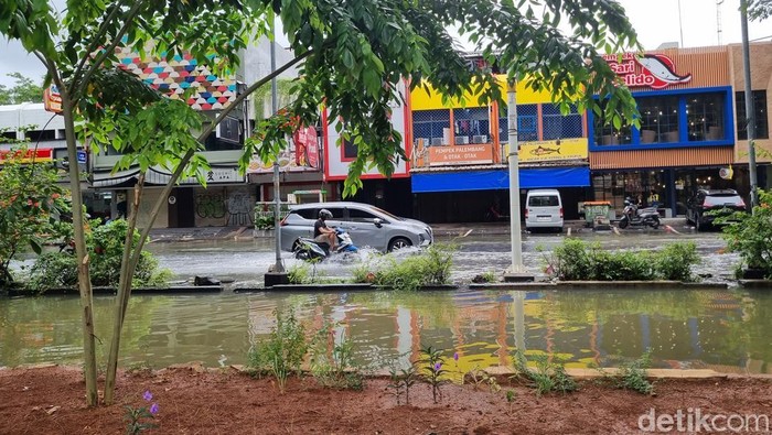 Warga mengatakan kondisi banjir di Jl Boulevard Kelapa Gading bahkan menutupi jarak jalan dengan kali kecil yang bermuara ke Sungai Sunter. Foto: Taufiq/detikcom.