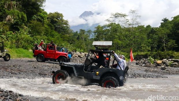 Wisatawan menikmati wahana jip wisata lava tour Merapi di Jembatan Kali Kuning, Pakem, Sleman, Rabu (29/1/2025).