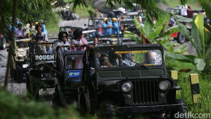 Wisatawan menikmati wahana jip wisata lava tour Merapi di Jembatan Kali Kuning, Pakem, Sleman, Rabu (29/1/2025).