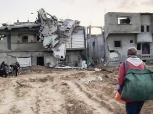 Rumah Porak Poranda, Warga Gaza Pulang dengan Luka