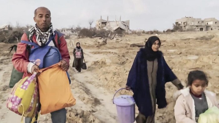 15 Bulan Mengungsi, Keluarga di Gaza Sujud Syukur Bisa Pulang In this image made from an Associated Press video, Ne'man Abu Jarad and his family return to their home in Beit Lahiya, Gaza Strip, on Monday, Jan. 29, 2025, for the first time since the war between Hamas and Israel began. (AP Photo)