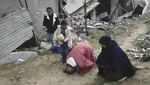 15 Bulan Mengungsi, Keluarga di Gaza Sujud Syukur Bisa Pulang