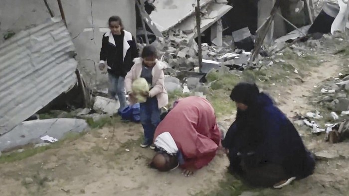 15 Bulan Mengungsi, Keluarga di Gaza Sujud Syukur Bisa Pulang In this image made from an Associated Press video, Ne'man Abu Jarad and his family return to their home in Beit Lahiya, Gaza Strip, on Monday, Jan. 29, 2025, for the first time since the war between Hamas and Israel began. (AP Photo)