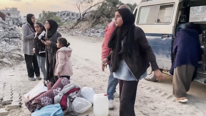 15 Bulan Mengungsi, Keluarga di Gaza Sujud Syukur Bisa Pulang In this image made from an Associated Press video, Ne'man Abu Jarad and his family return to their home in Beit Lahiya, Gaza Strip, on Monday, Jan. 29, 2025, for the first time since the war between Hamas and Israel began. (AP Photo)