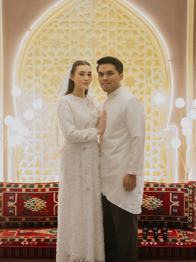 Tampil kompak, Aaliyah dan Thariq tampak mengenakan busana serba putih. Diketahui busana yang dikenakan keduanya merupakan rancangan desainer Anggi Asmara. Foto: Instagram/@aaliyah.massaid
