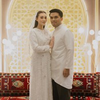 Tampil kompak, Aaliyah dan Thariq tampak mengenakan busana serba putih. Diketahui busana yang dikenakan keduanya merupakan rancangan desainer Anggi Asmara. Foto: Instagram/@aaliyah.massaid