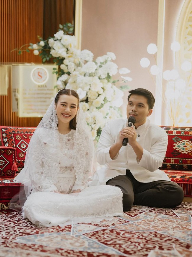 Aaliyah tampil cantik dengan dress putih panjang lengkap dengan kerudung senada. Dress dan kerudung yang dikenakan Aaliyah itu dipermanis dengan bordiran motif floral yang membuat penampilannya makin terlihat elegan. Foto: Instagram/@aaliyah.massaid