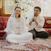 Aaliyah tampil cantik dengan dress putih panjang lengkap dengan kerudung senada. Dress dan kerudung yang dikenakan Aaliyah itu dipermanis dengan bordiran motif floral yang membuat penampilannya makin terlihat elegan. Foto: Instagram/@aaliyah.massaid