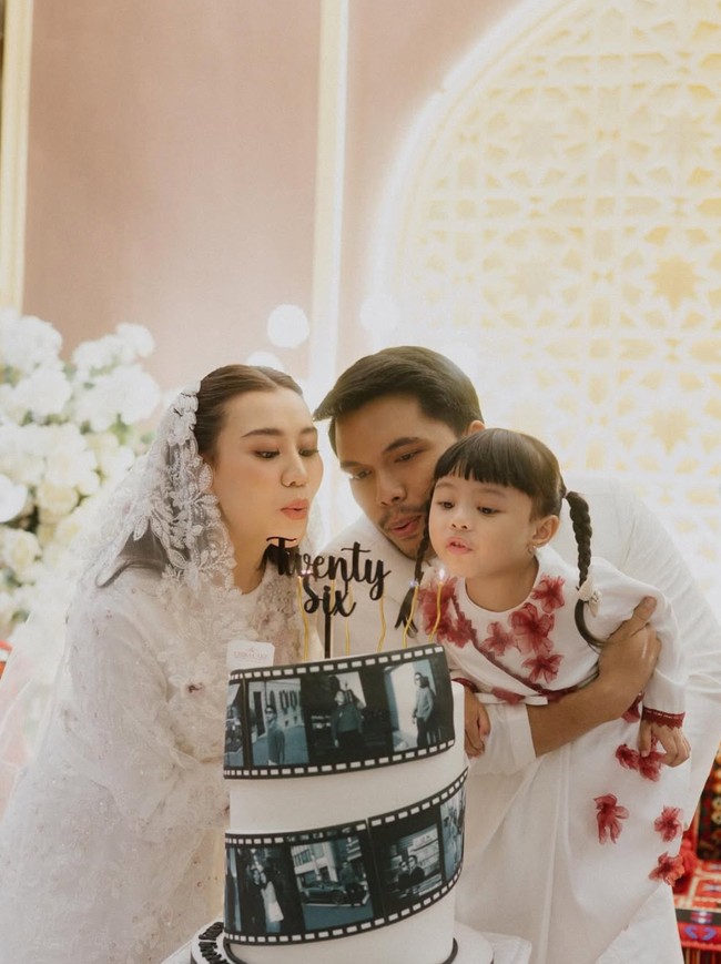 Beberapa anggota keluarga dan kerabat Thariq dan Aaliyah tampak hadir mengikuti acara syukuran kehamilan sekaligus ulang tahun Thariq. Dalam foto terlihat anak Aurel Hermansyah dan Atta Halilintar, Ameena, yang ikut tiup lilin bersama Aaliyah dan Thariq. Foto: Instagram/@aaliyah.massaid