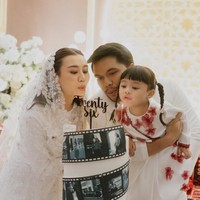 Beberapa anggota keluarga dan kerabat Thariq dan Aaliyah tampak hadir mengikuti acara syukuran kehamilan sekaligus ulang tahun Thariq. Dalam foto terlihat anak Aurel Hermansyah dan Atta Halilintar, Ameena, yang ikut tiup lilin bersama Aaliyah dan Thariq. Foto: Instagram/@aaliyah.massaid