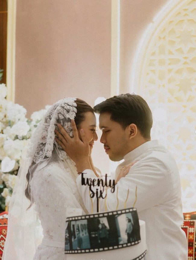 Akan segera memiliki keturunan, Thariq dan Aaliyah juga terlihat makin romantis dan mesra. Unggahannya pun banjir doa dan ucapan selamat dari para netizen. Foto: Instagram/@aaliyah.massaid