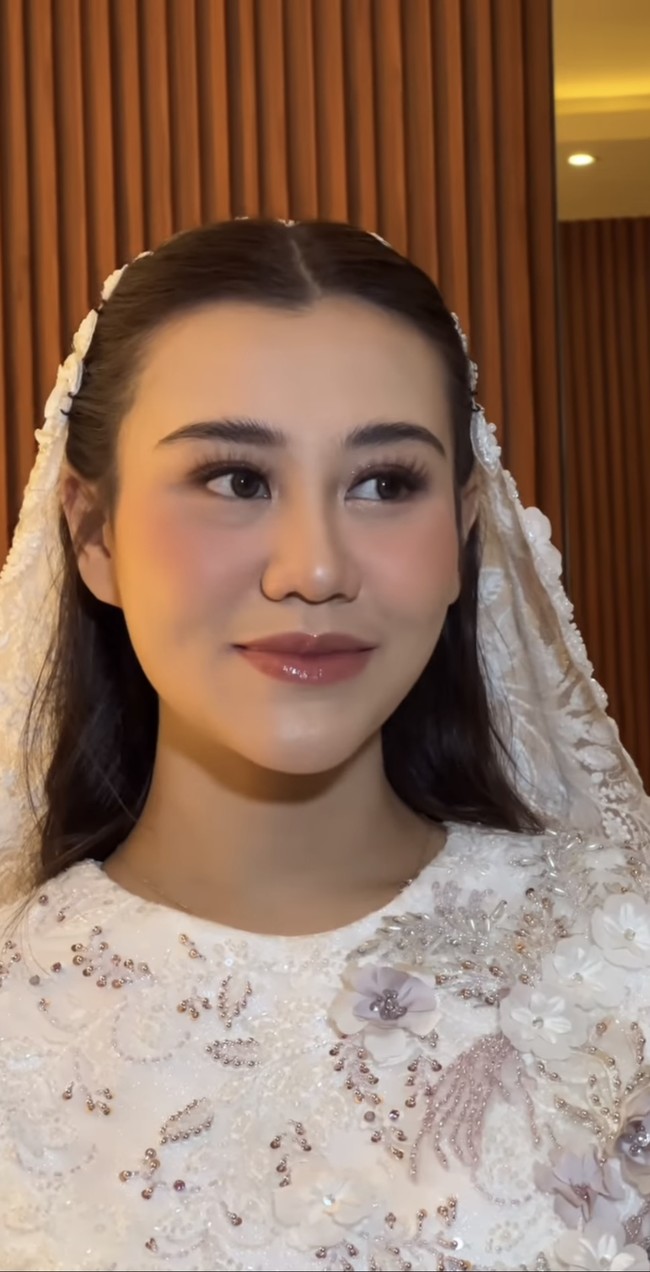 Penampilan Aaliyah makin cantik menawan dengan pulasan makeup flawless hasil tangan MUA Rossy Pramita. Hasil akhir bibir glossy dan wajah glowing membuat penampilannya makin terlihat flawless. Foto: Instagram/@ochiipramita