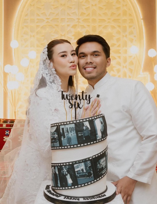 Tepat pada 29 Januari 2025 Thariq Halilintar berulang tahun yang ke-26. Ulang tahunnya itu bertepatan dengan acara pengajian 4 bulanan kehamilan istrinya, Aaliyah Massaid. Foto: Instagram/@aaliyah.massaid