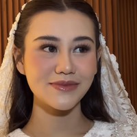 Penampilan Aaliyah makin cantik menawan dengan pulasan makeup flawless hasil tangan MUA Rossy Pramita. Hasil akhir bibir glossy dan wajah glowing membuat penampilannya makin terlihat flawless. Foto: Instagram/@ochiipramita