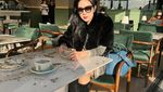 Pose Agnes Jennifer saat Makan di Restoran dan Kafe Keren
