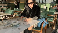 Ada juga momennya saat menikmati secangkir kopi di sebuah kafe yang ada di Sydney, Australia. Penampilannya saat nongkrong di kafe ini mencuri perhatian. Foto: Instagram/Agnesjennifer