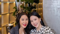 Tak kalah seru pada momen ini dimana Agnes Jennifer dan temannya menikmati wine bersama di sebuah restoran. Foto: Instagram/Agnesjennifer