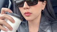 Ada lagi momennya saat menikmati secangkir kopi. Dalam momen ini ia menikmati kopi dalam sebuah perjalanannya menaiki mobil. Foto: Instagram/Agnesjennifer