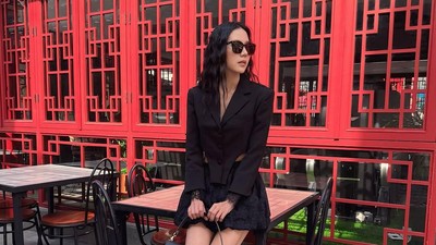 Pose Agnes Jennifer saat Makan di Restoran dan Kafe Keren