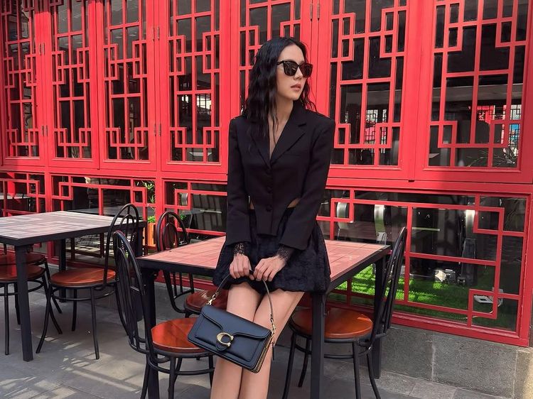 Pose Agnes Jennifer saat Makan di Restoran dan Kafe Keren