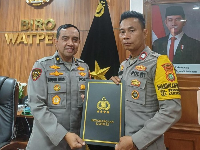 Aiptu Agus Riyanto mendapatkan tiket sekolah pndidikan alih golongan (PAG) dari Kapolri Jenderal Listyo Sigit Prabowo atas dedikasinya dalam dunia pendidikan