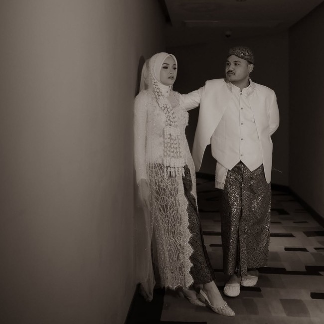 Sang mempelai pria, Dimansyah, juga tampil bersahaja. Musisi 26 tahun ini mengenakan vest dipadu jas dan kain batik wiron serta blangkon. Foto: Instagram/@inframe_photo @anarav.label