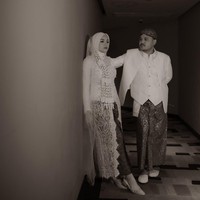 Sang mempelai pria, Dimansyah, juga tampil bersahaja. Musisi 26 tahun ini mengenakan vest dipadu jas dan kain batik wiron serta blangkon. Foto: Instagram/@inframe_photo @anarav.label