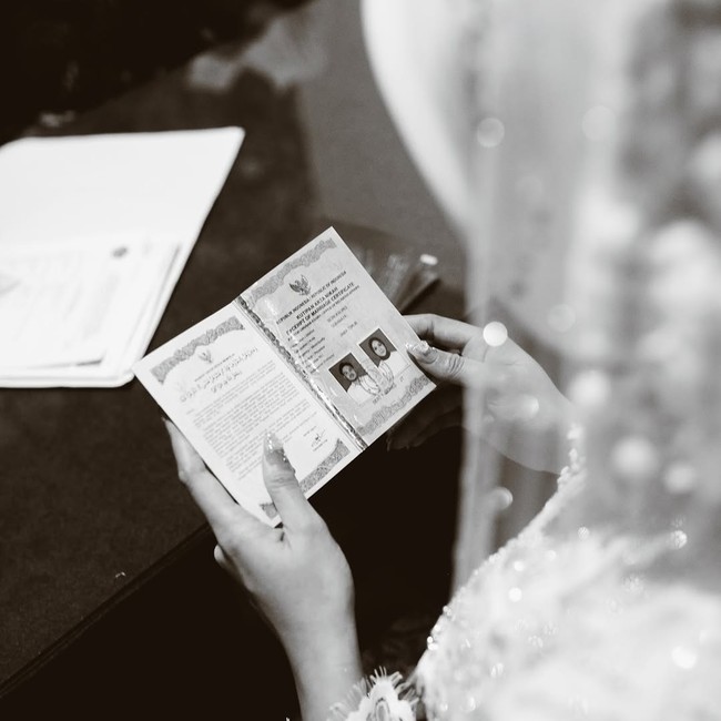 Sejoli yang bertemu lewat ajang kompetisi Indonesian Idol ini menikah setelah dua tahun berpacaran. Selama menjalin asmara, keduanya jarang gembar gembor di publik, hingga akhirnya lamaran dan meresmikan hubungan ke pelaminan. Foto: Instagram/@inframe_photo @anarav.label