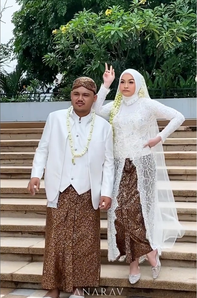 Kebaya dilengkapi veil panjang yang memberi kesan dramatis. Foto: Instagram/@inframe_photo @anarav.label