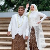 Kebaya dilengkapi veil panjang yang memberi kesan dramatis. Foto: Instagram/@inframe_photo @anarav.label