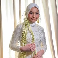 Penyanyi 22 tahun ini memiih riasan wajah natural bernuansa nude cokelat. Jilbab pun ditata simple dengan hiasan ronce melati. Foto: Instagram/@inframe_photo @anarav.label