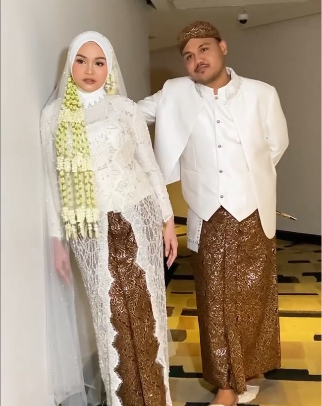 Salma tampil anggun mengenakan kebaya putih dipadu kain batik dari koleksi Anarav Label. Gaun berbahan lace chantilly tersebut dihiasi payet dan Swarovski. Foto: Instagram/@inframe_photo @anarav.label