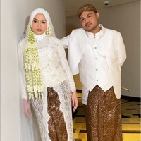 Salma tampil anggun mengenakan kebaya putih dipadu kain batik dari koleksi Anarav Label. Gaun berbahan lace chantilly tersebut dihiasi payet dan Swarovski. Foto: Instagram/@inframe_photo @anarav.label